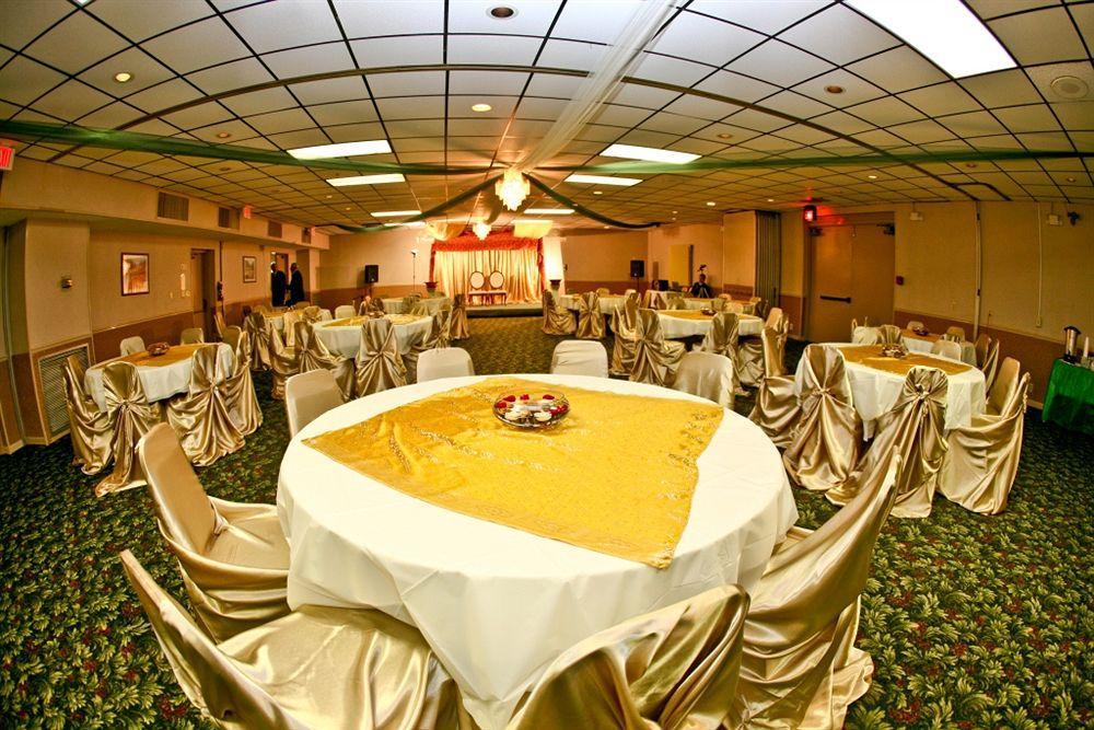 Columbus Grand Hotel & Banquet Center Exterior foto
